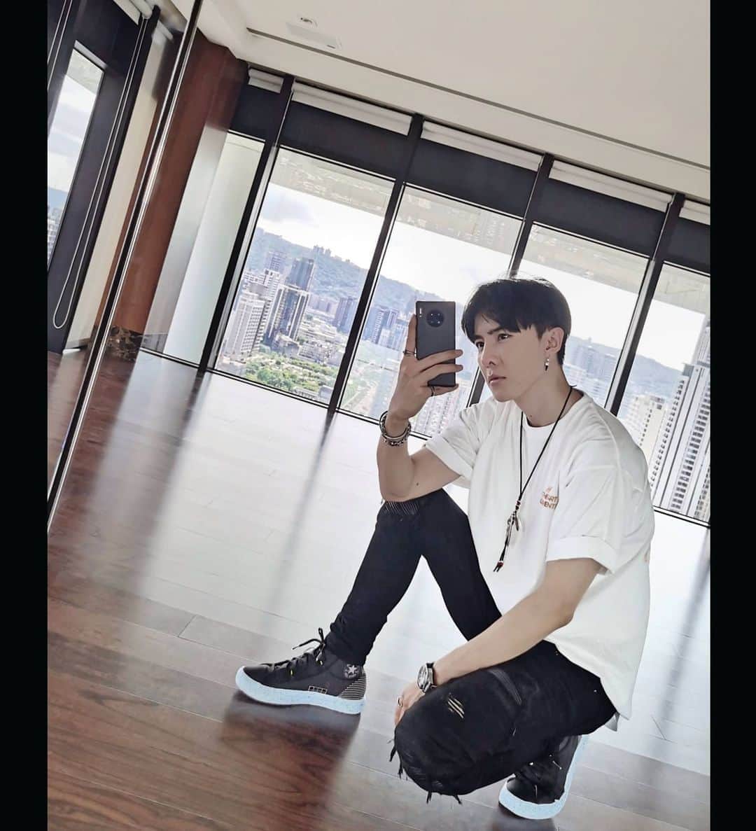 ダンソン・タンのインスタグラム：「難得早收工 回家 宅 🏙🏙🏙 #DT #HOTHEART #唐禹哲 #我的青春沒在怕 @hotheart.studio」