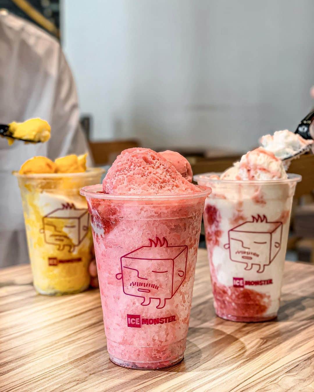 Yukicoさんのインスタグラム写真 - (YukicoInstagram)「🥄 . . 𝑰𝑪𝑬 𝑴𝑶𝑵𝑺𝑻𝑬𝑹 . . 台湾かき氷だけじゃなく 世界のベストスイーツ 𝐼𝐶𝐸 𝑀𝑂𝑁𝑆𝑇𝐸𝑅 . . “いつもある”という日常の甘えが かなしいお別れになるなんて😿 この夏を最後の𝐼𝐶𝐸 𝑀𝑂𝑁𝑆𝑇𝐸𝑅 改めて美味しさを実感🥺 ・ ・  「𝑭𝑰𝑵𝑨𝑳 𝒀𝑬𝑨𝑹 𝑷𝑶𝑷 𝑼𝑷 𝑺𝑻𝑶𝑹𝑬」 サイズ感もスーパーサイズから 親しみあるサイズで提供中✨ . . メニュー以外にも 日替わりかき氷も登場します✨ 2度と味わえないかもしれない 日替わりは希少なスイーツです🍧 . . ▪️𝑀𝐴𝑁𝐺𝑂 𝑆𝐸𝑁𝑆𝐴𝑇𝐼𝑂𝑁 マンゴーかき氷　880yen ▪️𝑆𝑇𝑅𝐴𝑊𝐵𝐸𝑅𝑅𝑌 𝑆𝐸𝑁𝑆𝐴𝑇𝐼𝑂𝑁 イチゴかき氷　780yen ▪️ 𝐷𝐴𝐼𝐿𝑌 𝑆𝐸𝐶𝑅𝐸𝑇 日替わり  . . マンゴースイーツは右に出るものはいない‥ と言っていいほど美味しい🥭 是非味わっていただきたい🥺✨ . . 𝑰𝑪𝑬 𝑴𝑶𝑵𝑺𝑻𝑬𝑹 アイスモンスター 𝑭𝑰𝑵𝑨𝑳 𝒀𝑬𝑨𝑹 𝑷𝑶𝑷 𝑼𝑷 𝑺𝑻𝑶𝑹𝑬 @icemonster.jp  【場所】グランフロント大阪7階 【期間】 東京:2020年7月31日〜8月31日 大阪:2020年7月22日〜8月31日 まで開催中 . 𝑳𝒂𝒔𝒕 𝒅𝒂𝒚 東京:8月31日｜大阪:9月6日 ‥‥‥‥‥‥‥‥‥‥‥‥‥‥‥‥‥‥‥‥‥‥‥‥‥‥‥‥‥‥‥‥‥‥ #icemonster#gourmet#sweets#osaka#大阪グルメ#大阪スイーツ#大阪カフェ#アイスモンスター#かき氷#マンゴーかき氷#マンゴー#いちご#スイーツ#美味しい#グランフロント大阪#台湾#台湾スイーツ#大阪かき氷#梅田グルメ#食べスタグラム#インスタグラム#インスタ映え#インフルエンサー」8月9日 20時12分 - yukicolifecom