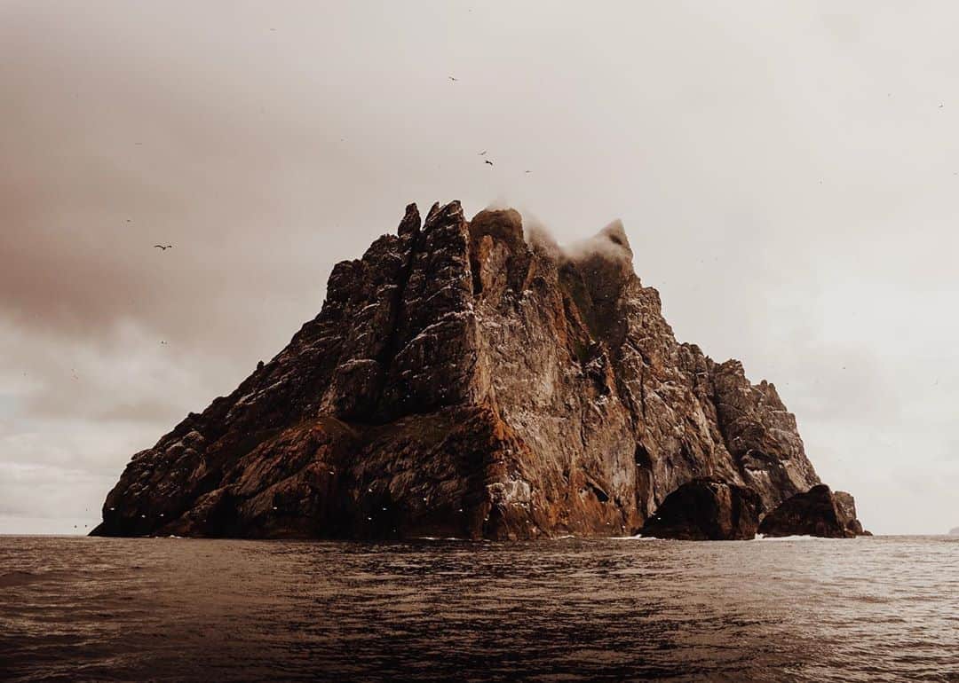 Fujifilm UKさんのインスタグラム写真 - (Fujifilm UKInstagram)「FEATURED PHOTOGRAPHER OF THE WEEK  “On a photographic expedition from central Scotland, I found myself exploring the extremely remote islands of St Kilda - a truly awesome experience. Situated many miles off the North West coast of Scotland, you will find this stunning collections of islands. They are not easy to get to and the journey is long, but the views are well worth the effort. They showcase Scotland in an entirely new light. On our way back from the main island of Hirta, our boat circled the rocky island of Boreray and this is when I captured this image. The mass is so imposing that it seems to overhang the boat as you approach it. Home to thousands of birds - you need to keep you wits about you when shooting - and be sure to bring a lens cloth!” - @poetic_mouse.  FUJIFILM X-E2  XF18-55mmF2.8-4  F8.0  ISO 800  1/1000 sec  #Fujifilm #XSeries #XE2」8月9日 20時12分 - fujifilmuk