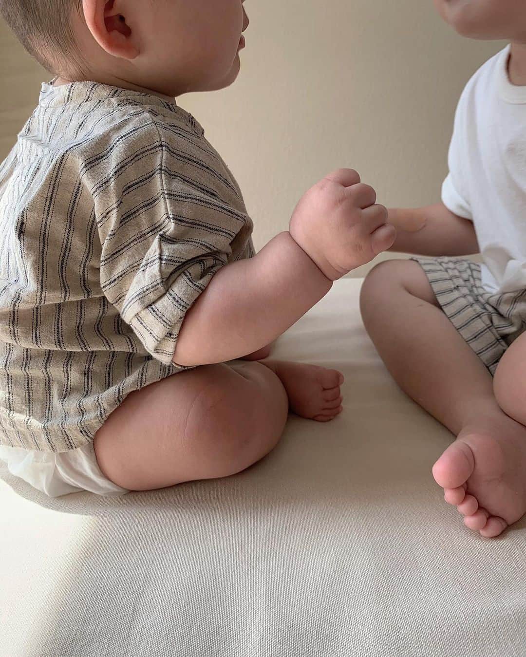 のインスタグラム：「linen setup(almond) setupでの販売となりますが その日によって違う組み合わせでも🥜 息子は無地teeと 娘はブルマで🥜 @mon_everything」
