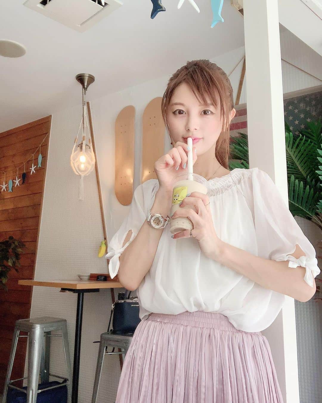 satomiさんのインスタグラム写真 - (satomiInstagram)「効果検証‼️ 密かに2週間置き換えダイエットしてました🌟 ・ トレーニング日に一食バナナジュースに 置き換えるだけ❤️ (@doctor_banana_juice ) ・ 体重は1.5kg減‼️ そしてぽっこりお腹解消されました😊✨ 恐るべしバナナの力❗️ ・ 一食置き換えるだけで無理なくできた！ 何より美味しいの！オススメは  ______________________________ ☺︎今日のコーデ☺︎ 時計→ ( @loborjapan ) クーポンコード【saatohd】で10%off ・ ______________________________ ・ #ドクターバナナ #バナナジュース  #北千住 #lobor  #ロバー  #腕時計  #時計  #手元倶楽部　 #Doctorbanana #バナナダイエット #効果検証 #ぽっこりお腹解消 #ダイエット記録 #くびれ #ウエスト細くなった」8月9日 20時17分 - saatoomii47