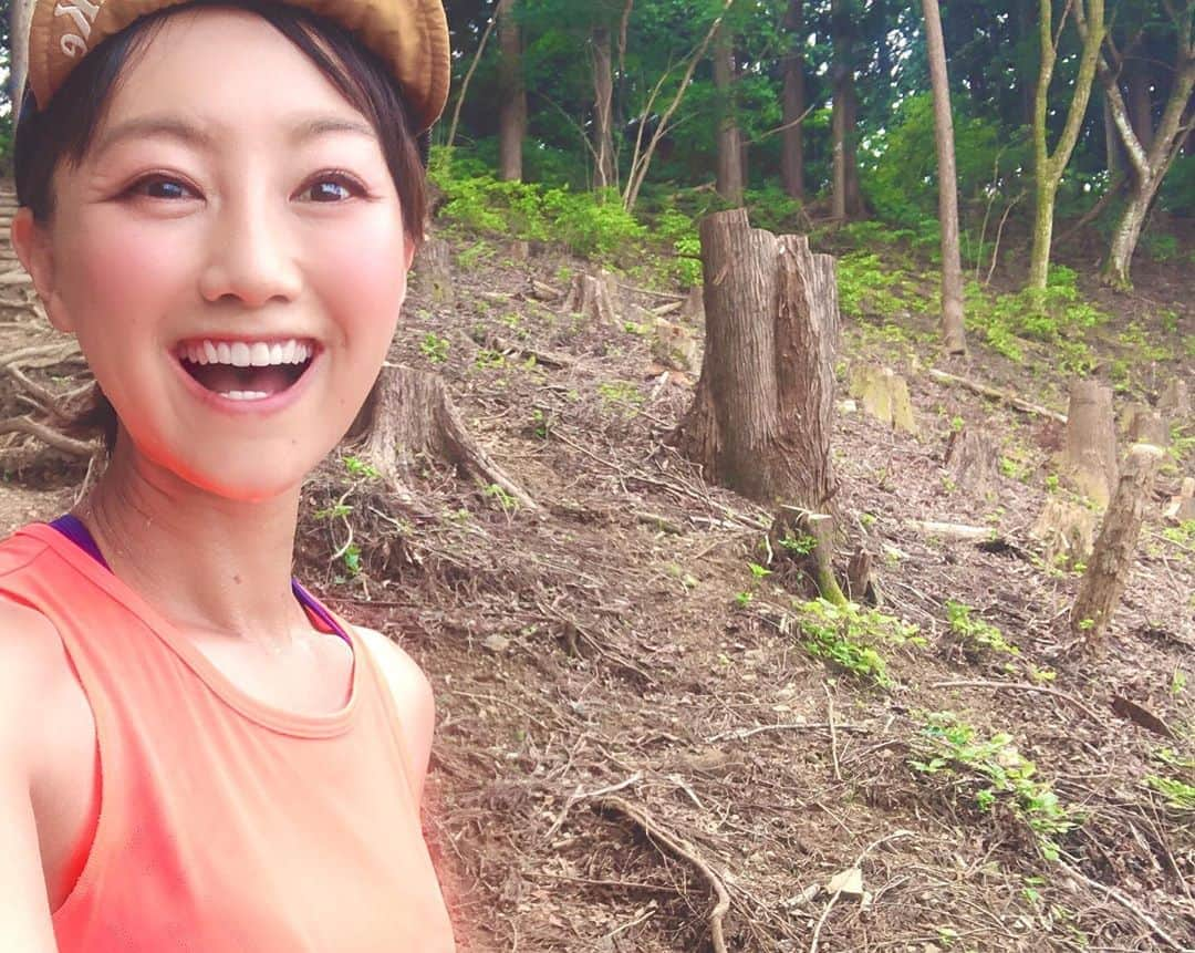 福島和可菜さんのインスタグラム写真 - (福島和可菜Instagram)「今日も山におりました😊 明日もロケで山予定😆👍最近山率高し✨⛰✨嬉しいゼ☀️  今月の半ばからは海づくしの予定です🌊 ニヒヒヒヒ😁  山に入ると、それでもこの時期だからもちろん暑いけど、街中のロードよりは全然涼しい☀️  最高です👍👍👍  #先日の鍋割山で筋肉痛なのは内緒です #きっとお水持ったからだよね #笑 #山 #mountain #今日は草刈りしてません #走った #trail #run #trailrunning #love #running #outdoor #no密 #super #ソーシャルディスタンス #夏 #summer #タンクトップ #短パン #日焼け止めは三度塗り #目指せ日焼け止めのCM #太陽を浴びたいよう #⛰ #🏃‍♂️ #☀️ #❤️ #😊」8月9日 20時31分 - fukushimawakana