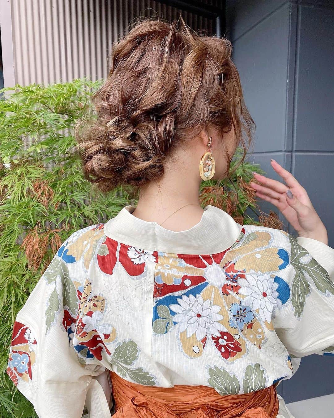 YUKIKOさんのインスタグラム写真 - (YUKIKOInstagram)「. 浴衣ヘアアレンジ詳細💗 ヘアセットは方山さんにお願いした☀️ @katayama.satoshi  長時間の撮影も全然崩れず 汗だくになったのに後毛まで🙆🏻‍♀️✨ スッキリ目にまとめてもらいました💕 . ピアスもこの写真分かりやすいかも😳 浴衣の色味に合わせたピアス😻 いろんな色が入ってて可愛い😭✨ @mari_ca27 のだよ🥳♫ . 浴衣は @dita_official 👘 前回の写真帯見えてなかったから😉 オレンジ🍊🧡 去年はグリーンだったから 今年は色変えてクリーム色ベースのにした✨ イエベの人似合うと思うなぁ👩🏼‍🦰🌼 . #京都 #京都観光 #京都旅行 #撮影 #浴衣 #浴衣女子 #浴衣ヘアアレンジ #浴衣ヘア  #yukata #kyoto #yukatahair #yukatastyle」8月9日 20時25分 - 128yukinco