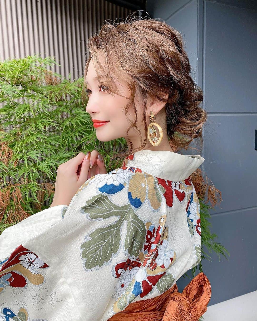 YUKIKOさんのインスタグラム写真 - (YUKIKOInstagram)「. 浴衣ヘアアレンジ詳細💗 ヘアセットは方山さんにお願いした☀️ @katayama.satoshi  長時間の撮影も全然崩れず 汗だくになったのに後毛まで🙆🏻‍♀️✨ スッキリ目にまとめてもらいました💕 . ピアスもこの写真分かりやすいかも😳 浴衣の色味に合わせたピアス😻 いろんな色が入ってて可愛い😭✨ @mari_ca27 のだよ🥳♫ . 浴衣は @dita_official 👘 前回の写真帯見えてなかったから😉 オレンジ🍊🧡 去年はグリーンだったから 今年は色変えてクリーム色ベースのにした✨ イエベの人似合うと思うなぁ👩🏼‍🦰🌼 . #京都 #京都観光 #京都旅行 #撮影 #浴衣 #浴衣女子 #浴衣ヘアアレンジ #浴衣ヘア  #yukata #kyoto #yukatahair #yukatastyle」8月9日 20時25分 - 128yukinco