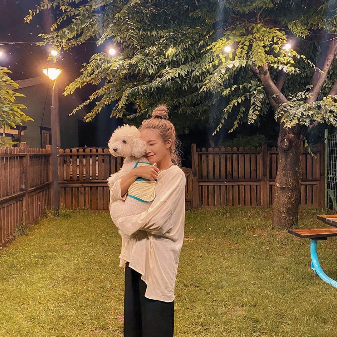 キム・ダヘのインスタグラム：「율무가 행복해보일 때 제일 행복해 🐶❤️」