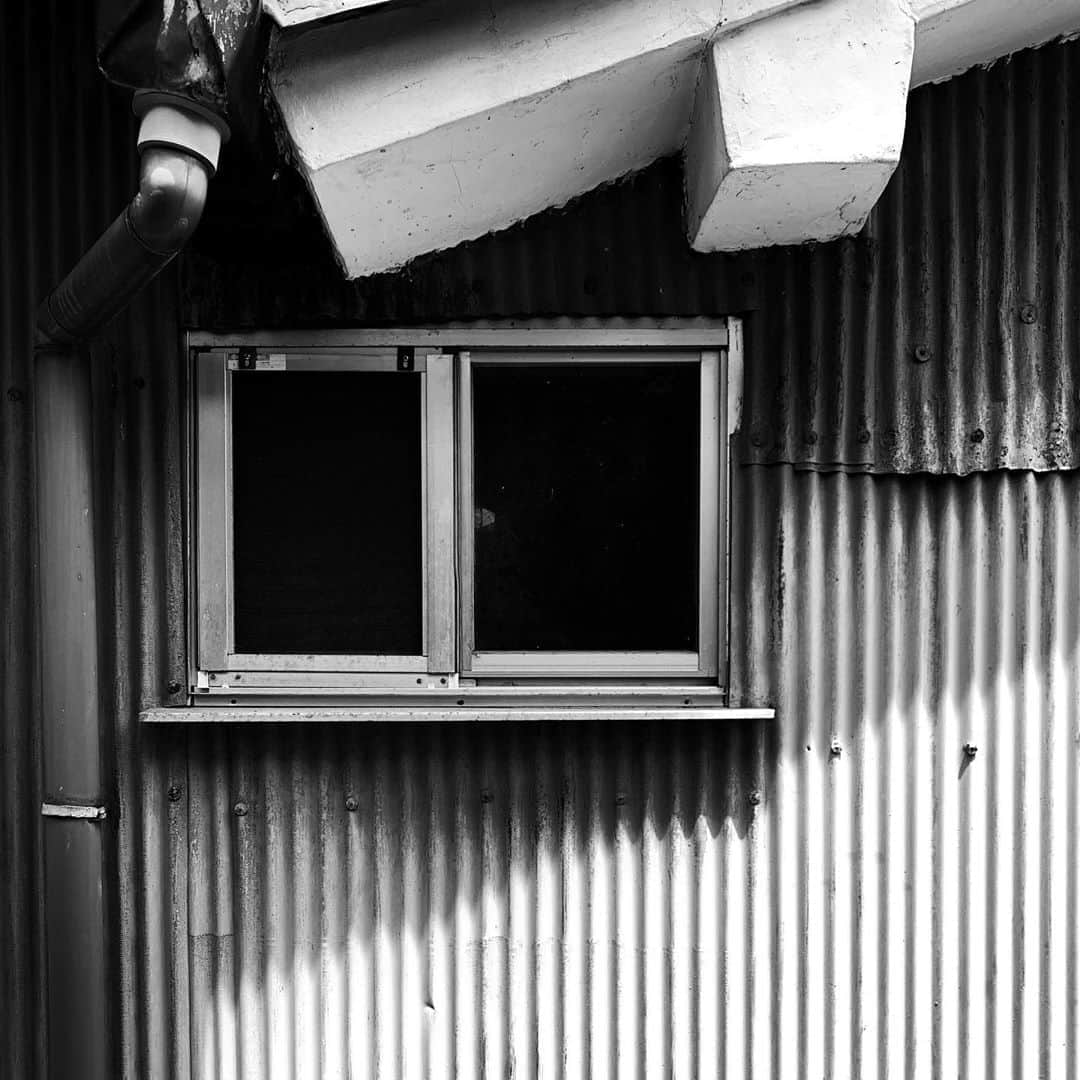 naotakeのインスタグラム：「窓 - A window / iPhone XR & Snapseed, 20200810 . . 熱中所に気をつけながら洗車フルコース3時間は、ちょっとしたダイエット。 . . #spicollective #royalsnappingartists #infamous_family #rsa_main #infinity_photo_cult #2_fineart #jp_gallery_member #jp_gallery_bnw #trb_bnw #wp_bnw  #bnw_life #bnwlife_member #bnw_life_shots #bnw_captures #world_bnw #top_bnw #team_jp_ #team_jp_モノクロ #ig_energy_bw #ig_nihon #streetphotographybnw #igersjp #blackandwhite #bnw #bnwphoto #monochrome #bw #bnwphotography #ShotOniPhone #shotoniphoneXR」