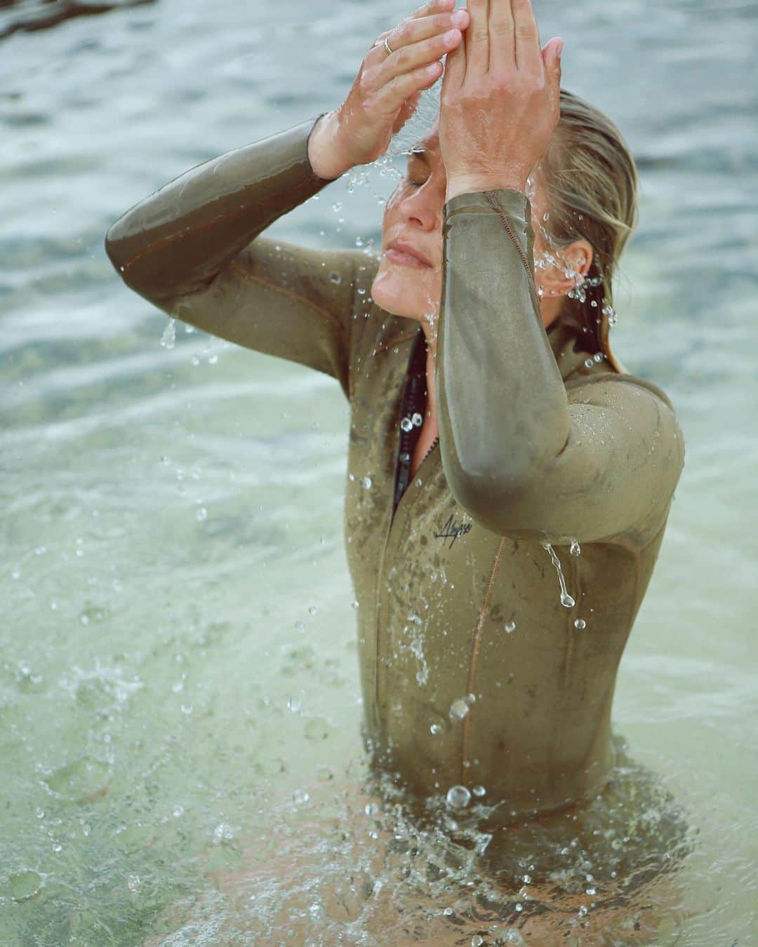 フェリシティー・パルマティアーのインスタグラム：「In high school, my friends would make fun of me, because I used to swear that a rare day without a surf would make me unwell. To this day, I don’t feel like my freshest self unless I’ve started my morning in nature’s bath. Can anyone else relate to this? @abysseofficial」