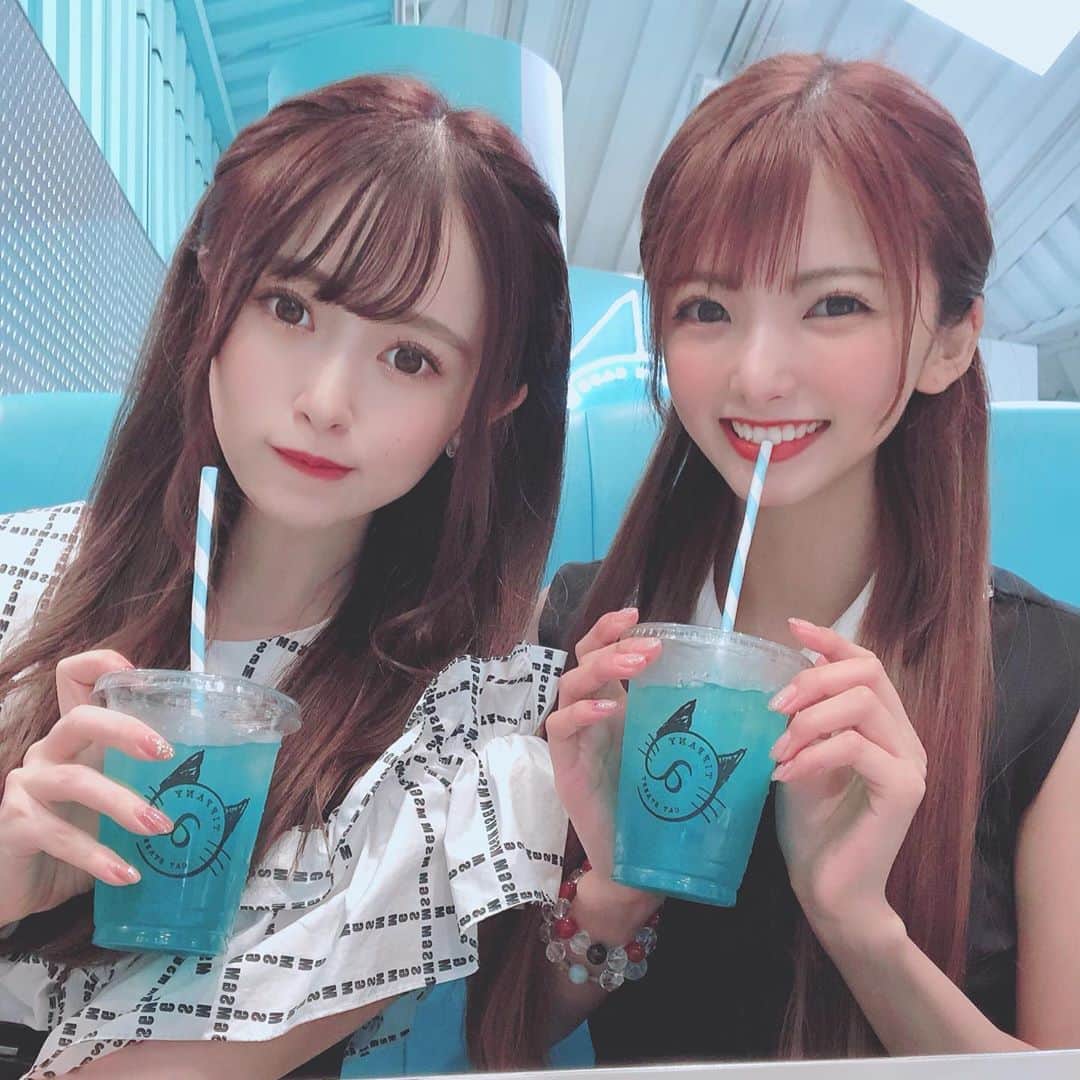 岡田栞奈のインスタグラム：「この前明日香ちゃんと ティファニーカフェに 行ってきたよ〜☕️♡ 大好きな全面ブルーの空間💙 味も美味しくて大満足でした🥳  また行こう〜(´,,•ω•,,｀) #ティファニーカフェ #原宿 #ティファニーブルー #インスタ空間 #レモネード  #tiffany #tiffanycafe #blue #harajuku」