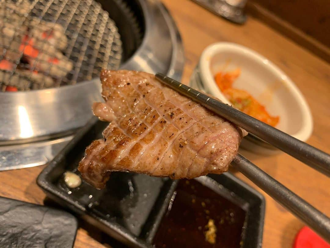 わっきーさんのインスタグラム写真 - (わっきーInstagram)「三宿にある「炭焼喰人」へ。 赤身熟成肉を炭火で焼き上げ、旨みを酒とともに味わう。 一発目のタン元は、絶品。 「熟成肉ごろごろスパイス薫る本格カレー」も旨すぎた。。 水を使わない無水カレーで、 まるで高級ホテルで出てくるような味わい。 〆で食べたんだけど、メイン級だわ。  記念日やデートにも超オススメ。  #炭焼喰人  #炭焼喰人三宿  #赤身肉  #熟成肉  #炭火焼き  #炭火焼肉  #焼肉  #タン  #牛タン  #タン元  #イチボ  #カレー #無水カレー  #三宿グルメ  #三軒茶屋グルメ  #東京グルメ #youtube #youtuber #ユーチューブ #わっきーtv #わっきー #食レポ #飯テロ #飯テロ動画」8月9日 20時36分 - makoto_ishiwaki