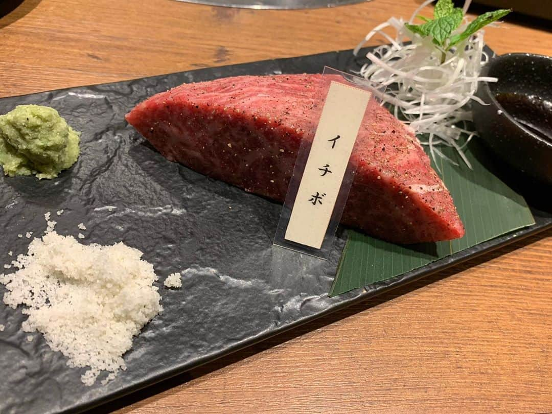 わっきーさんのインスタグラム写真 - (わっきーInstagram)「三宿にある「炭焼喰人」へ。 赤身熟成肉を炭火で焼き上げ、旨みを酒とともに味わう。 一発目のタン元は、絶品。 「熟成肉ごろごろスパイス薫る本格カレー」も旨すぎた。。 水を使わない無水カレーで、 まるで高級ホテルで出てくるような味わい。 〆で食べたんだけど、メイン級だわ。  記念日やデートにも超オススメ。  #炭焼喰人  #炭焼喰人三宿  #赤身肉  #熟成肉  #炭火焼き  #炭火焼肉  #焼肉  #タン  #牛タン  #タン元  #イチボ  #カレー #無水カレー  #三宿グルメ  #三軒茶屋グルメ  #東京グルメ #youtube #youtuber #ユーチューブ #わっきーtv #わっきー #食レポ #飯テロ #飯テロ動画」8月9日 20時36分 - makoto_ishiwaki