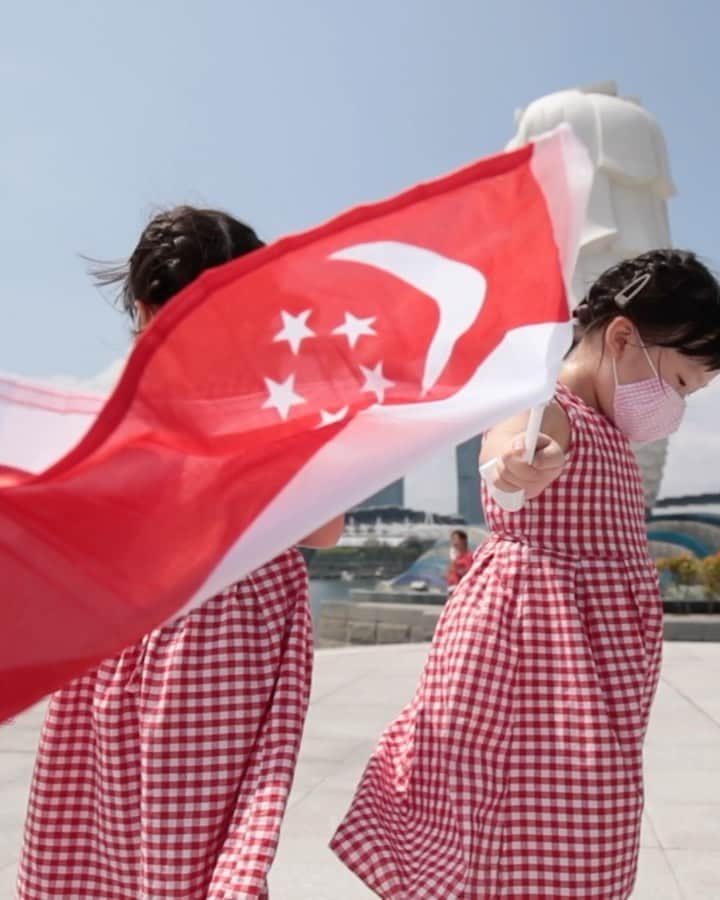 MOMOツインズのインスタグラム：「A different NDP but our sense of home has never been stronger. Happy 55 Singapore 🇸🇬❤️   🎶Home by Kit Chan」