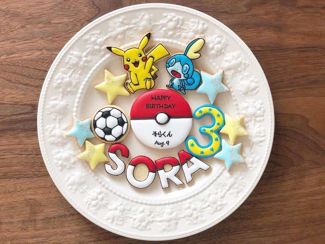 西木恵美里のインスタグラム：「ポケモンアイシングクッキー👩🏻‍🍳  またまた綾香ちゃん(@odaaya03 )にリクエストしていただき、お誕生日🎂のクッキーを作らせてもらいました🥣  そらくん3歳👏🏻💕 ポケモンが好きだそうで、まるごとポケモンカラーに😆✨  ありがとうございました🙏🏻🌈  #アイシングクッキー #サッカーアイシングクッキー #ポケモンクッキー #メッソン #ピカチュウ #モンスターボール #バースデークッキー」