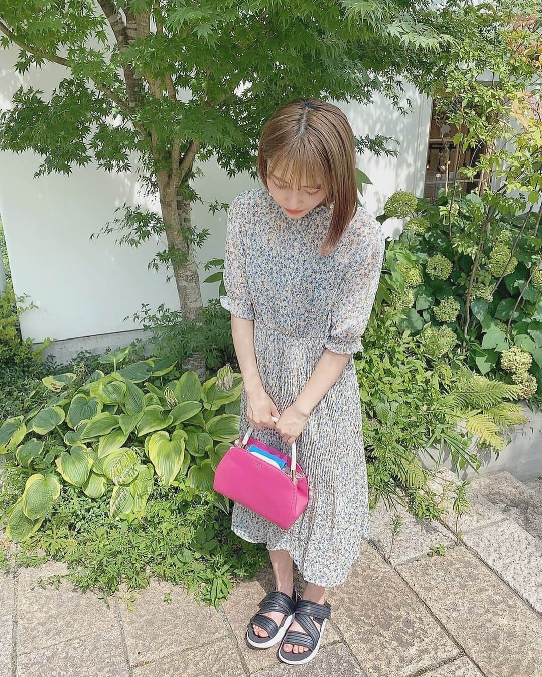 徒然みおれのインスタグラム：「夏コーデです🍃 花柄ワンピースに新しく購入したバッグとサンダル✨ 毎日暑いですが可愛いお洋服で気分上げていきましょう💓  #洋服 #fashion #コーデ #ootd #ワンピース #花柄ワンピース #olivedesolive #agnesb #adidas #サンダル」