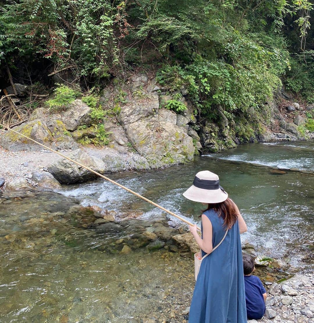 のインスタグラム：「・ ・ 初めての川釣りへ♪  1日2回放流タイムがあって 目の前にたくさんの魚を放ってもらえるので 放流直後はど素人でも簡単に釣れて楽しめました◡̈ ・ ワンピース#ナチュラルセンス ハット#GU ・ 詳細はブログに✎ 上に載せているURLから見られます◡̈ ・ #川釣り#ニジマス釣り#奥多摩#ワンピース #コットンリネンワンピース #ootd#instafashion #coordinate#コーディネート#大人コーディネート#きれいめコーデ#大人カジュアル#大人ファッション#30代ファッション#r_fashion#OOTD#KURASHIRU#kaumo_fashion#ponte_fashion#ootd_kob#locari」