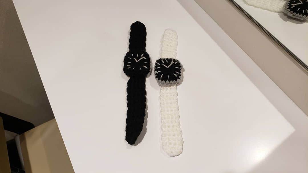 アイパー滝沢さんのインスタグラム写真 - (アイパー滝沢Instagram)「新作編み物72 『Apple Watch』 良い感じに出来たね！可愛げしかないApple watch。チンピラ衣装にも私服にも合わせられる。欲しいべ？編みたい人いる？簡単だし編み方後で教えたいなー。ホゥ。 #handmade #knitting #Crochet #Applewatch #あみぐるみ #ハマナカ毛糸 #アイパー #任侠 #よしもと手芸人 #かぎ針編み #腕時計」8月9日 20時43分 - t.aipa