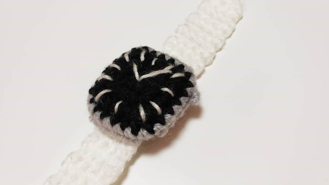 アイパー滝沢さんのインスタグラム写真 - (アイパー滝沢Instagram)「新作編み物72 『Apple Watch』 良い感じに出来たね！可愛げしかないApple watch。チンピラ衣装にも私服にも合わせられる。欲しいべ？編みたい人いる？簡単だし編み方後で教えたいなー。ホゥ。 #handmade #knitting #Crochet #Applewatch #あみぐるみ #ハマナカ毛糸 #アイパー #任侠 #よしもと手芸人 #かぎ針編み #腕時計」8月9日 20時43分 - t.aipa
