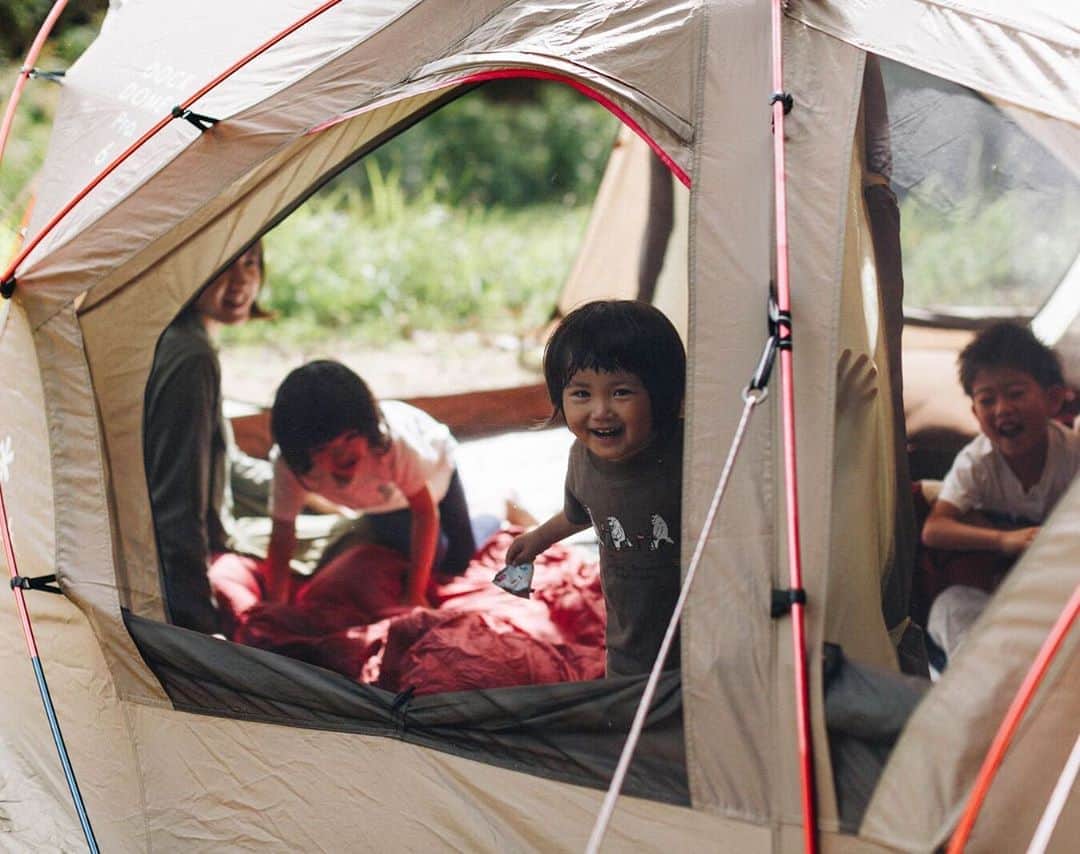 Snow Peakさんのインスタグラム写真 - (Snow PeakInstagram)「At camp, families naturally smile a lot.Let's make lots of memories at camp. . . 家族みんなが、自然と笑顔になる時間。 . 今年の夏は、キャンプで 最高の思い出を作りましょう。 . . . 人生に、野遊びを。 .　 #NOASOBI embrace your nature . #snowpeak  #familycamp #ドックドームpro6  . . ◇ご購入・商品詳細は、商品タグをタップしてオンラインストアへどうぞ。 . ◇オンラインコンシェルジュによるチャットサービスを実施中！知識豊富なスノーピークスタッフがお客様のお買物をサポートいたします。」8月9日 20時43分 - snowpeak_official