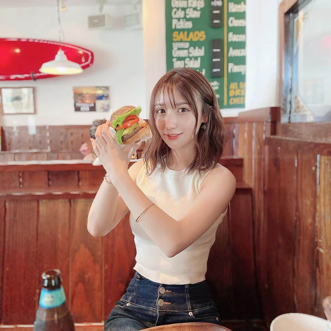 伊藤愛真さんのインスタグラム写真 - (伊藤愛真Instagram)「. リール載せてみたよ〜🍔❤️ ハンバーガーにビール最高すぎた！！！」8月9日 20時43分 - __emagram