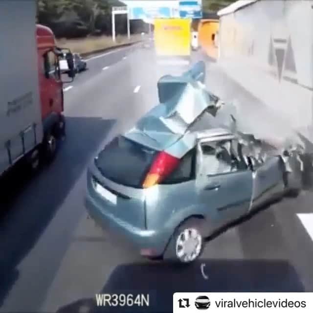 ファンクマスター・フレックスのインスタグラム：「Bruh? This is so bananas! I pray everyone is ok! Sometimes crossing them lanes like that ain’t worth it! UPDATED: DRIVER JASMIEN CLAEYS DID SURRIVE THE CRASH! SHE WAS IN COMA AND BROKE A FEW BONES BUT WAS OK! Info Via: @dj_regg」