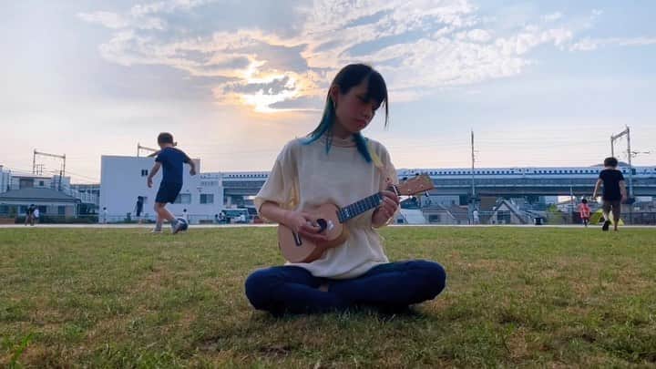 なみなみのインスタグラム：「#jakeshimabukuro  . 休日の公園 ウクレレで演奏してみました☺️ . 一期一会 / ジェイクシマブクロ」