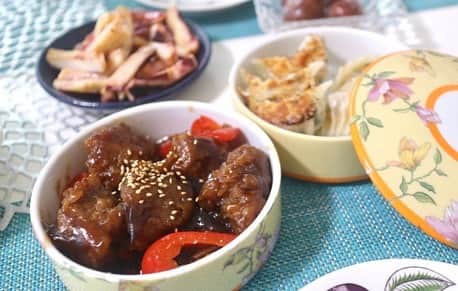 花田浩菜さんのインスタグラム写真 - (花田浩菜Instagram)「休みの日の晩ご飯🍽 . . って載せてみたけど、私が作ったのはサラダだけ🥗笑😂 常に冷凍庫にストックされている SL Creations  @slcreations_official の#冷凍食品 にお世話にならせていただいた日❤️もう、これがあるだけでどれだけ安心なことか🥺😭 . . はじめて頼んだZ‘s MENUの四酢の酢豚と海老餃子を出してみたのだけれども、絶品すぎてびっくり✨✨🦐 冷凍食品のクオリティとは思えない！！ Z‘s MENUはアルファベット最後の“Z”が 先は存在しない。ということで それ以上ない“至高”という意味を込めた珠玉のメニューなんだそう。パッケージもおしゃれ😋（🔜スワイプ） ライチもいかの漁火焼きも解凍するだけで食べられるもので家族で大満足でした😊 安心安全でこんなに美味しい冷凍食品なんて🥺 本当に毎回助けられています。 . . 買い物の頻度も減らせるし、おうちご飯の手助けをしてくれる頼もしいメニューばかりが揃っていますよん😊❤️ . . #SLCreations #エスエルクリエーションズ　#安心安全 #無添加 #食品宅配 #PR #ストックおかず #ストック買い #2歳差育児 #2児ママ #時短家事 #時短飯 #おうちごはん #今日の夜ご飯 #ポーセラーツお重 #チルウィッチ #子どもでも簡単に作れる #男の子ママ #女の子ママ #兄妹ママ #l4l」8月9日 20時45分 - hanadahirona