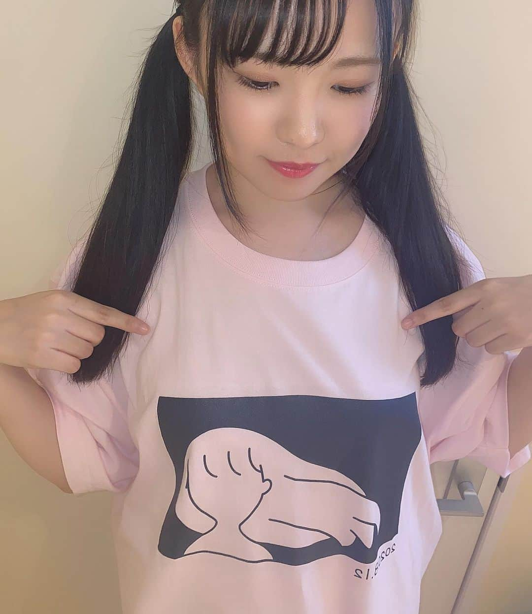 岡本彩夏さんのインスタグラム写真 - (岡本彩夏Instagram)「2020年の生誕Tシャツ🎂💖 ゲットしてくれましたか〜？？？ 18歳なので「１８」が入ってるのがポイント❕ ・ #生誕tシャツ #生誕t #アイドルグッズ #idol #pink #tシャツ #followｍe  #ske48 #岡本彩夏」8月9日 20時46分 - ayaka_okmt