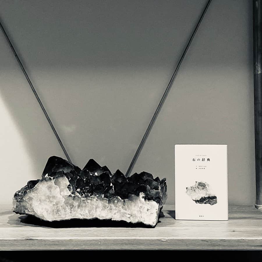 増田俊樹のインスタグラム：「⠀  ⠀  Love it !! Power stone of my home☺️ Quartz and quartz and quartz!  俺の好きなやつ！ 我が家のパワーストーンたち☺️ クォーツとクォーツとクォーツ！  #増田俊樹 #masudatoshiki  #パワーストーン #powerstone」