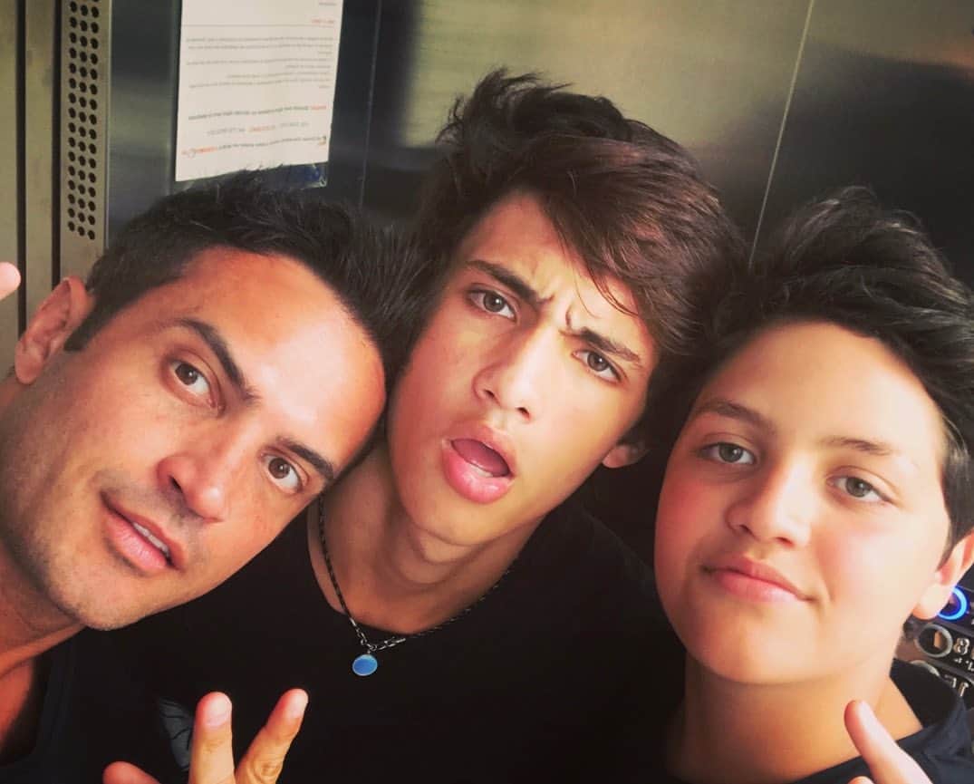 アレッサンドロ・ローザ・ヴィエイラのインスタグラム：「Chegou dia dos pais, e tenho orgulho de ter 2 filhos @enzo12mendes @luigi12mendes  maravilhosos pra celebrar esse dia! Meus filhos e melhores amigos! Obrigado por existirem!  Além disso a responsabilidade de padastro facilitadas pela criação e educação dos @cairofariaa @enzofariafontaoo   Amo vocês ❤️  Infelizmente já não tenho meu pai a 16 anos, mas sempre bate boas lembranças e eterna saudade!  Deem valor a essa relação, FELIZ DIA DOS PAIS A TODOS! ❤️❤️」