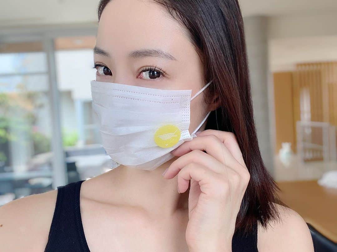 白田久子さんのインスタグラム写真 - (白田久子Instagram)「マスクから癒しの香り… 100％天然アロマオイルを滴下した黄色いシール👆 マスクに貼ることによって、心地よく香ってくれます。 ・ 心身のバランスを整え、気分を明るくし、自然と前向きになれる香りなんですって。 毎日ムシムシ暑いマスク生活もこのシールを貼ると癒しの時間に…素晴らしい商品です！ ルコレクションのサイトで購入できます🎁 #ルコレクション #アロマモリ #柄も可愛い #ハンディファンにも #子供マスクにも #年子ママ」8月9日 20時59分 - hisako_shirata