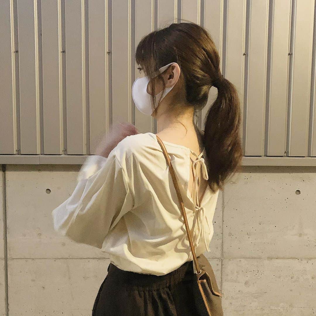 前田亜美のインスタグラム：「. . 後ろが可愛いブラウス。@meme_official_online の。. . 最近自分の中でブラウスぶーむきておりますううう𓂃𓈒𓏸. . . #私服 #ami私服」