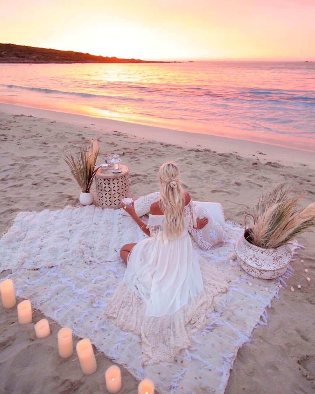 さんのインスタグラム写真 - (Instagram)「The ultimate in beachside luxury is right here at @smiths_beach_resort ✨ this is where myself and @bareandwilde will be holding our Love & Light Wellness Retreat from 17 to 20 September 2020 in partnership with @jessica_lowe_coaching @valeriegamer_ @sarahmaloneartist @sound_alchemy @namastaytipi ✨  @smiths_beach_resort is our family favorite holiday location, perfectly situated on the pristine sands of Smith’s Beach in the heart of the Margaret River wine region. I’m so excited to unwind, relax and enjoy their luxurious beachside homes with our retreat group ✨  The full retreat itinerary will include daily yoga, meditation, delicious plant based meals served by our in-house chefs, boho picnic on the beach, hiking the Cape to Cape, sound healing and abstract art workshop 🎨 all with the intention to ignite joy, creativity and wellness ✨  As part of the retreat itinerary, join me for some creative fireside conversations while we enjoy a beautiful picnic on the beach. It will be an opportunity to ask me any questions you have, but more importantly a safe and relaxing space for us all to connect, share and be heard. A space for us to share our experiences, our mutual knowledge and wisdom, and inspire and elevate one another towards the fulfilment of our creative dreams.  A few of you have asked whether spots are still available! And YES there are limited spots left with now just a few shared room/private room accomodation options remaining. Any questions re accommodation and the retreat itinerary, please email amy@bareandwilde.com 📧   You can also view the full premium retreat inclusions and book your ticket from this link https://bareandwilde.com/lovelightwellnessretreat/ { link in my bio}  I’m so excited to connect with you on this beautiful wellness retreat and be a part of this wonderful healing experience 💛  📸 @bobbybense」8月9日 21時07分 - helen_jannesonbense