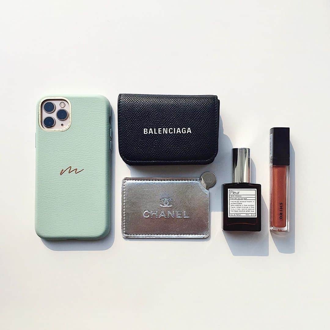 大野真昂のインスタグラム：「☺︎ ・ バッグの中身👜 ・ いつもミニバッグだから荷物はこれくらい😛🤏🏻 ・ ◎携帯 ◎財布 ◎香水 ◎リップ ◎鏡 ・ iPhoneケースは @casetify_jp 🤍 ミントグリーンにブラウン✨ いつも名前入れてて飽きたから 今回はイニシャルにした〜！🤭✌🏻 ・ #バッグの中身」