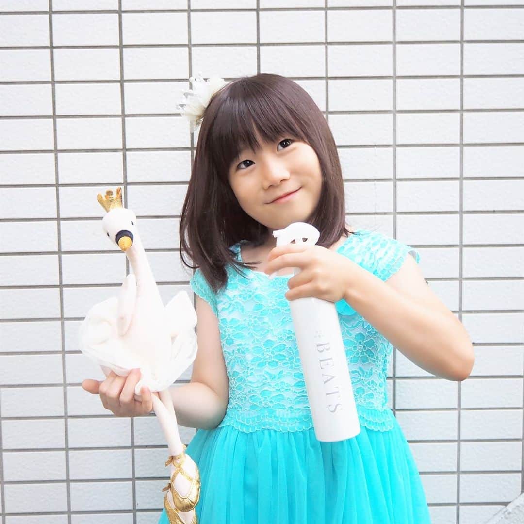 のインスタグラム：「『除菌と抗ウイルスは違う？！』﻿ ﻿ ＊＊＊﻿ ﻿ 毎日習慣になってきたマスクと除菌。﻿ 外出も控えて、除菌も気をつけてきたのですが﻿ 衝撃の事実を知りました！！！！﻿ ﻿ 『除菌と抗ウイルスは違う』﻿ ﻿ 除菌でもいろいろあるのは知っていて、情報を集めたり﻿ いろんなアイテムを使ったりしてきましたが﻿ 抗ウイルスって、調べてこなかったかも（涙）﻿ ﻿ 最近使いはじめたのは抗ウイルス剤・BEATS(ビーツ) 。﻿ これをつけると5分以内に99.99%ウイルス除去してくれるだけでなく﻿ 効果が約1週間も持続するんだそう！﻿ ﻿ すごいですよね！﻿ ﻿ 日本製の安心安全成分なので、毎日洗えないおもちゃやぬいぐるみにも使っています。﻿ お出かけする前には、マスクやお洋服にBEATSをシュシュっと。﻿ ﻿ 気になっていたPCやキーボードもしっかり抗ウイルスバリアしています。﻿ 抗ウイルスに加えて消臭効果もあるので、お仕事時間も気持ちよくね。﻿ ﻿ 自分を守ることで、家族や大切な人も守れる！！﻿ ﻿ ちなみに、抗ウイルス剤は2社しか取り扱いがないみたいなので﻿ 興味がある方は　@beats.jp　こちらをチェックしてみてくださいね。﻿ ﻿ ﻿ #おうち時間 #おうちじかん #除菌 #消臭 #抗ウイルス﻿ #beats #ビーツ #抗ウイルス #除菌と抗ウイルスは違う﻿ #抗ウイルスという新常識 #抗ウイルス生活宣言 #抗ウイルスで大切な人を守ろう」