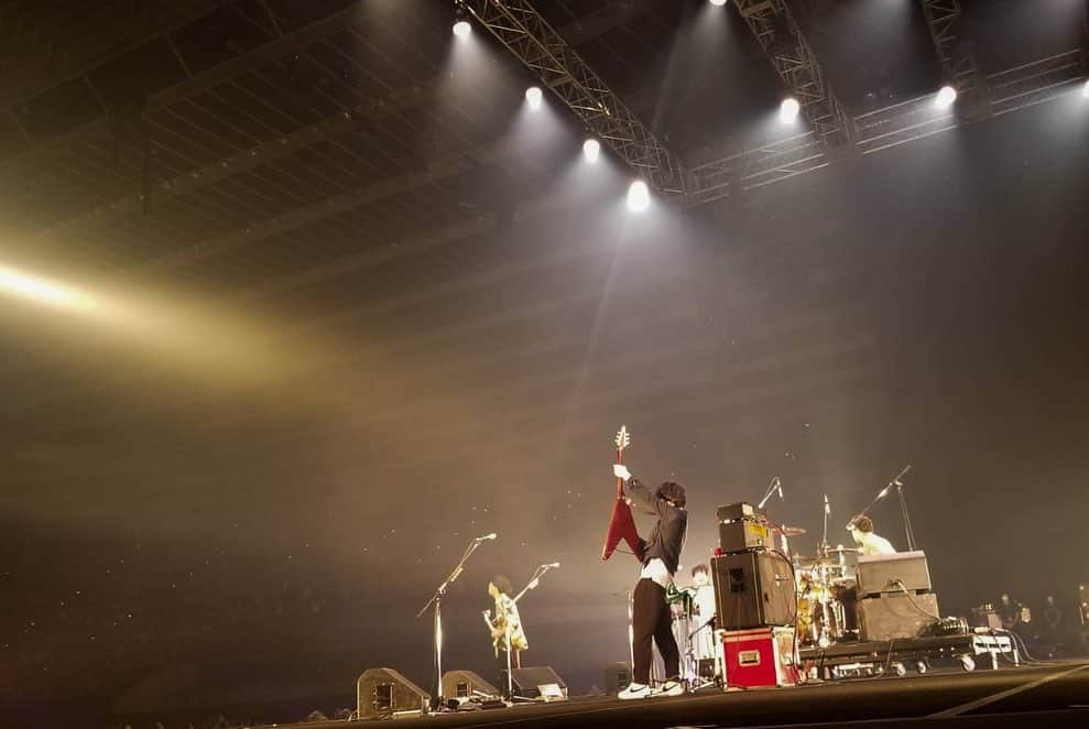 田辺由明さんのインスタグラム写真 - (田辺由明Instagram)「‪【Osaka Music DAYS!!! THE LIVE in 大阪城ホール】、ありがとうございました‼️‬ ‪久しぶりにみんなの顔を観て、ライブが出来て嬉しかったです。‬ ‪なかなかライブをするのが難しい今、大阪城ホールの大舞台でライブをする機会を頂けたことに感謝。‬  ‪また顔を合わせてライブができる日を楽しみにしてます‼️  #OMD2020 #osakamusicdays #マカロニえんぴつ  ①〜③ Photo by 渡邉一生」8月9日 21時14分 - toriashi_vyt