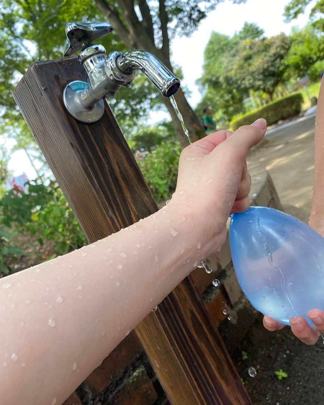 豊嶋花さんのインスタグラム写真 - (豊嶋花Instagram)「・ 夏休み、少し短いけど楽しんでるよ🌞 ・ ・ #友達と #池で #水遊び #夏休み #水鉄砲 #水風船  #ラムネ #青春 #豊嶋花」8月9日 21時14分 - hanatoyoshima_official