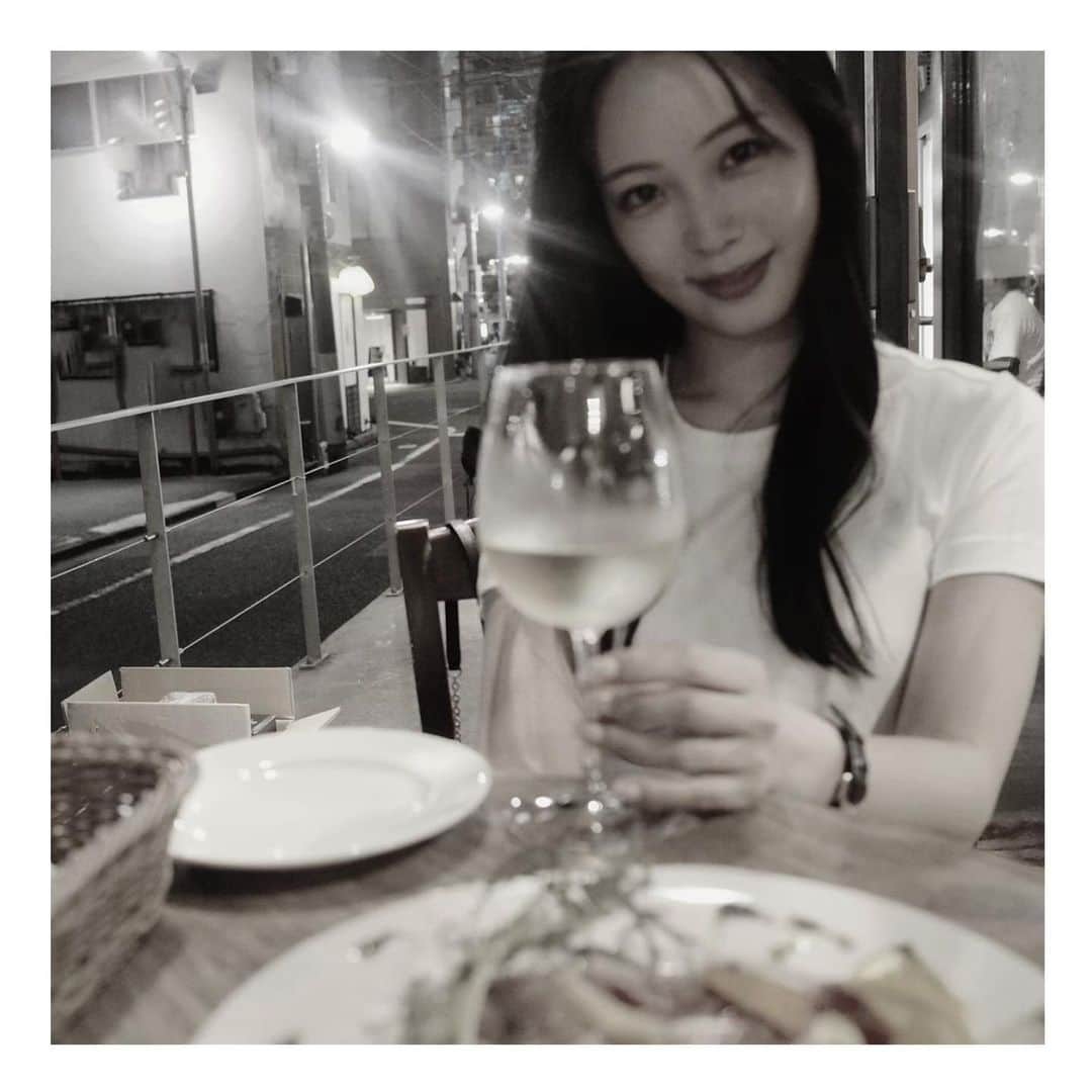 黒木晴香のインスタグラム：「楽しい時間はあっという間 ————————————————————————— #timeflies #1日1日が宝物 #ありがとう〜 #wine #sicilia  #terrace」