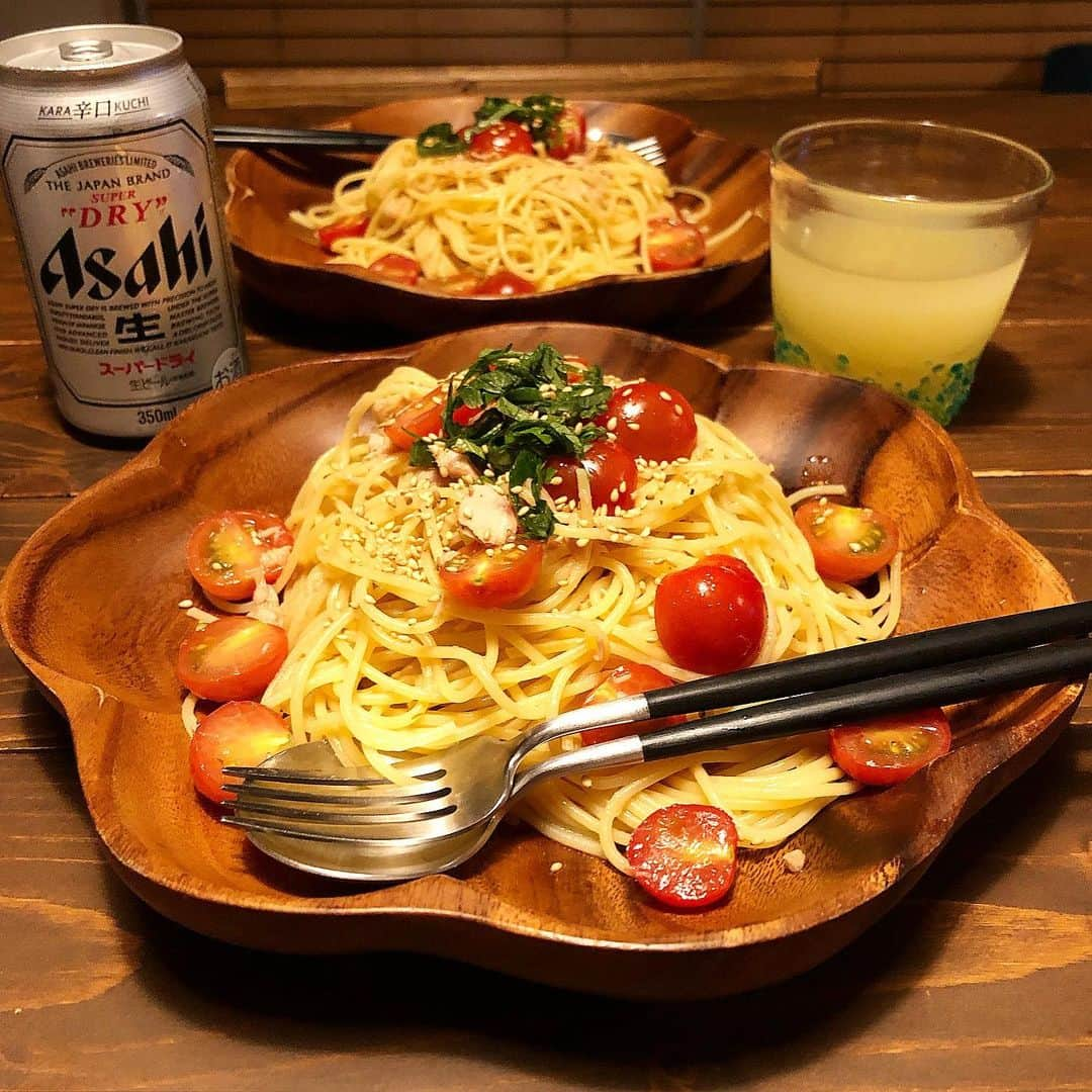 仲谷亜希子のインスタグラム：「ツナとトマトの冷製パスタ🍅🐟 今夜は娘が20時前に寝てくれたので、 久々ゆっくり旦那とご飯🍝 夏休みは暑過ぎて仕事の時以外引き籠っていたら、 気付けば今年も残り4ヶ月に💦 今年はコロナで帰省も出来ないけど、 来週は何処か涼しい場所にでも ドライブで行こうかと計画中🎵  #おうちごはん #ふたりごはん #夫婦ごはん #献立 #手作りごはん #夜ごはん #晩ごはん #おうちごはんLover #クッキンググラム #家庭料理 #料理写真 #夕飯 #丁寧な暮らし #豊かな食卓 #foodstyling #手料理 #暮らしを楽しむ #iegohan #cooking #cookingram」