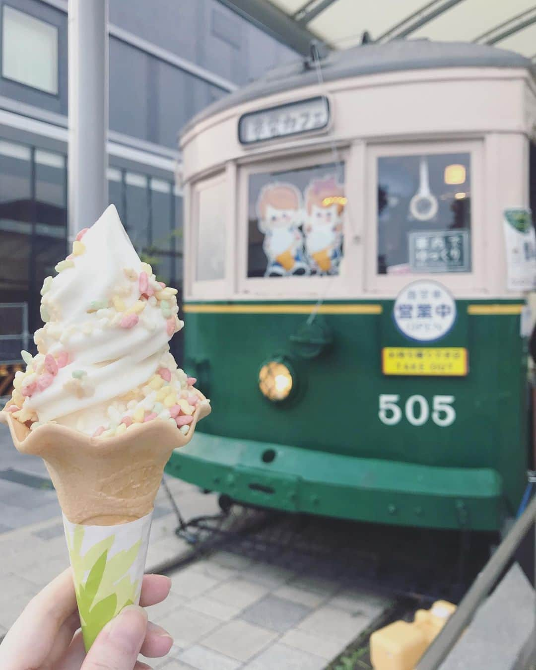 すずきあすかさんのインスタグラム写真 - (すずきあすかInstagram)「やっと来れた市電カフェ🚃❤️ ソフトクリームめっちゃ美味しかったよ🍦 . . #市電カフェ #市電 #京都 #kyoto #京都市電 #自撮り #自撮り女子 #女子 #selfie #girlsselfie #girl #旅 #旅行 #女子旅 #観光 #タビジョ #あすにゃん旅行 #travel #sightseeing #trip #一人旅 #一人旅女子 #女子旅行 #出張 #動物 #かわいい #癒し #梅小路公園」8月9日 21時17分 - suzukiasukadesu