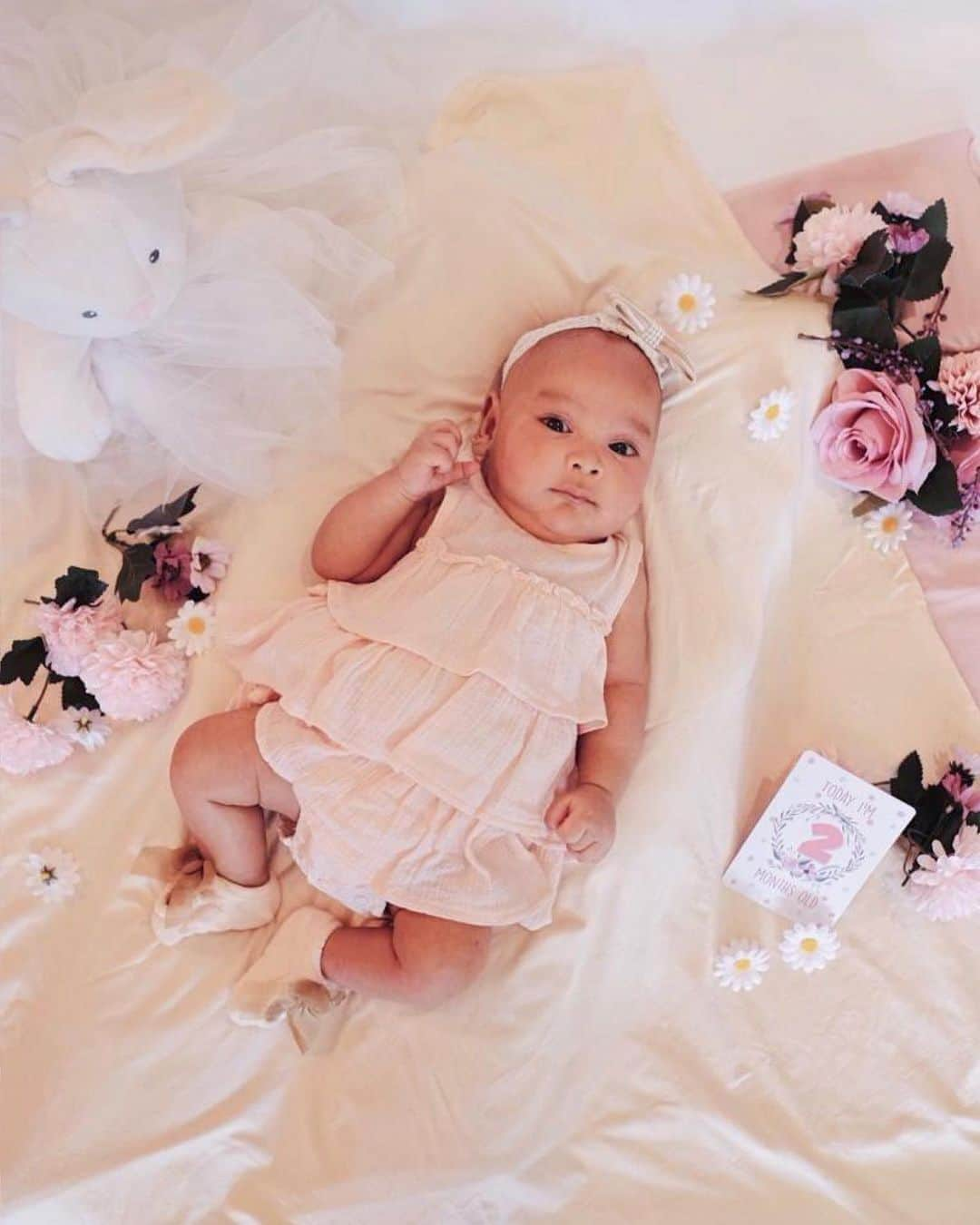 デフィ・キナル・プトリさんのインスタグラム写真 - (デフィ・キナル・プトリInstagram)「❤️Happy 2 Months Kaluna my baby girl❤️ love love love Milestone: -baby 2 kali lagi tummy time bisa terlentang sendiri. kaget, bundanya kaget ayahnya kaget😂😂😂 hebatnyaa -udh suka senyamsenyum skrg tiap moodnya lagi bagus❤️ -udh bs menanggapi orang yang ajak ngomong  hobinya masih sama yaitu bobo😂😂🤣 skrg bobonya suka nempel di ketek bunda 😂😂😂 marah kalau ayah lagi usap kepala baby❤️🤪 ... ya skrg suka banget digendong bunda kalau siang karna malem gapernah di gendong😂 bunda makan, bunda makeup, ikut terus😭🤣 .... Plus drama alergi, ternyata baby alergi dairy produk terus hobi bunda makan pizza, ice cream, minum susu beruang, huhuhuhu untung ketauan ke dokter sebelum parah banget, tapi tetep aja kacian pipi baby;( alergi tu serem bgt sih😭😭😭 langsung ganti skincare baby semua pake khusus sensitive skin semoga udh gede sembuh ya alerginya. atau ayah aja yang alergi yaah, kan ayah ga makan dairy produk sama sekali😭😂  bunda dalam hati(byebyemyicecream😭)  photo+dekor by mia cantik baikhati @alindi  . .  #kalunaalikamurod #2monthsold #babygirl」8月9日 21時18分 - kinalputridevi