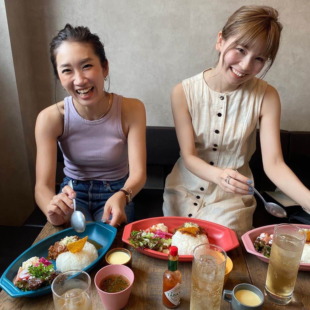松田 美奈子のインスタグラム：「娘📸 . @roughcafe2019 でyanちゃんとランチ☕️ この日はみんなでキーマカレーをオーダー🌿 手作りのカフェメニューがおいしくて、スイーツもありました🍰 帰りはカップケーキをお持ち帰りしました🧁 お近くの方はぜひ🌿 . また違うメニューも食べてみたいなぁ🍛 時差投稿🧚‍♂️ . #佐賀カフェ #九州カフェ#キーマカレー#休日」