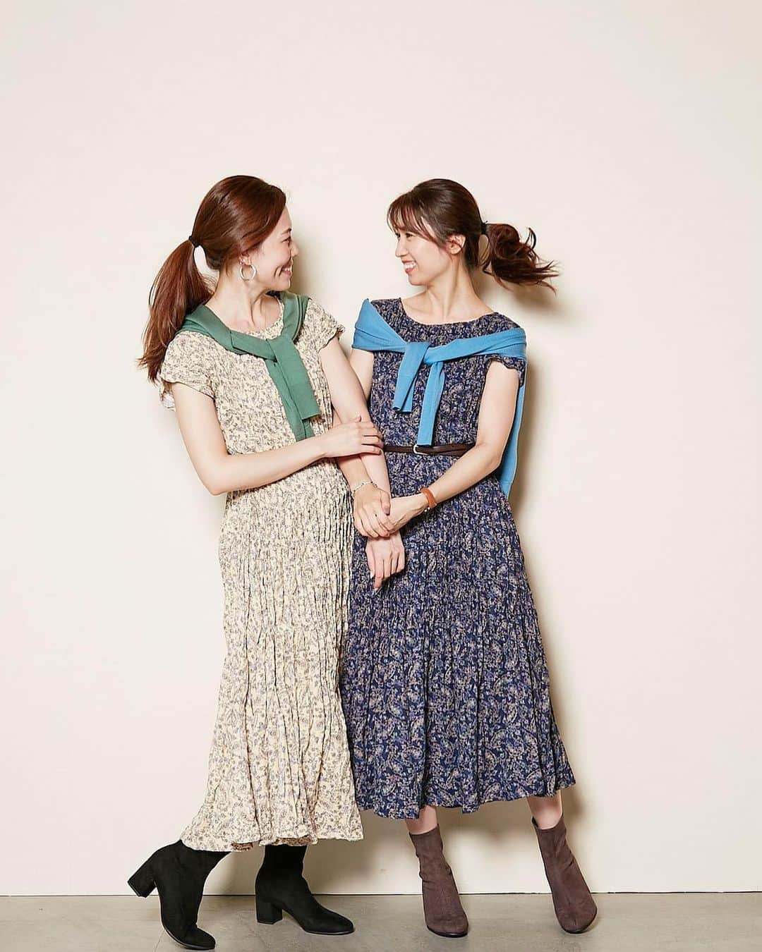 mikicoco00のインスタグラム：「* * @uniqlo  2020FW"プリーツコレクション" に行ってきました🕊 (写真の時のみマスク外してます😷)  試着させて頂いたのは、イネスコラボの #ツイストプリーツワンピース 👭🤍 * 洗ってもプリーツが取れにくくお手入れも簡単！ クルっと巻いて、シワを気にせず 旅行にも持って行けますよ！(5枚目動画) これは嬉しい〜✈︎ * スカートは勿論ブーツも可愛いくて、 とっても履きやすかった👢💓 #ストレッチショートブーツ  今年はロングタイプも発売！ * 秋冬が楽しみだな☺︎🍁 * * * * #uniqlo#uniqloginza #uniqloines#uniqlo2020FW #ユニクロ#イネスコラボ#洗えるプリーツ #プリーツ#コレクション」