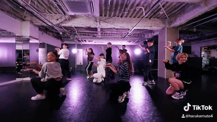 のインスタグラム：「🌈🌈🌈 本気でNiziU踊ってみた。 by HARUKA CREW.  レクチャー: @maria_hasegawa  構成: @kz419  リーダー: @haruka_muto  メンバー: @akaaari0209 @kamikamirio @chiiiharu24 @shion_u0801 @akirak_97 @nackey_610 @hiyori_drawer 🦋  残り時間で急遽やったやつ！こんなんにも付き合って本気でやってくれるCREWの皆最高や😂 こんな可愛い振付久々踊ったけど、#縄跳びダンス めっちゃ楽しい💚w 2個目は"クセ強いアイドル"風なんやけど、絶対こんなアイドル嫌や🤣 @niziu_info_official  #niziproject #niziu #makeyouhappy #niziudancecover  #何でも全力 #遊びも本気 #照明まで付けてw #niziuファンです #私が1番クセ強 #tiktokもしてます」