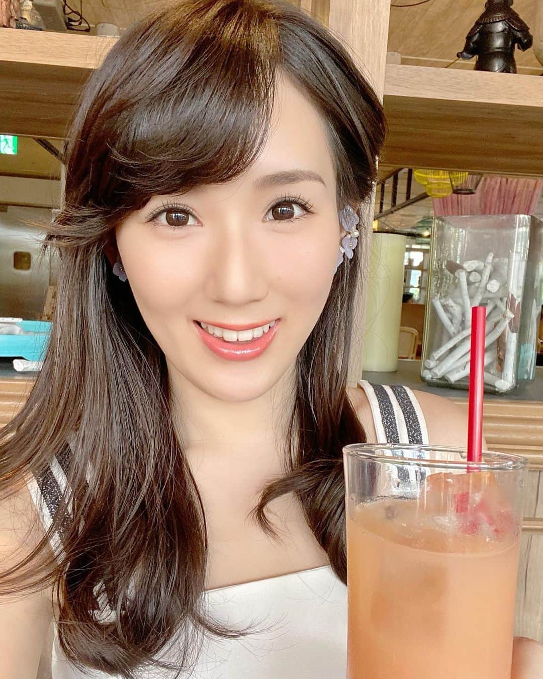 のインスタグラム：「Great hair day thanks to my favorite stylist 😊 . のぶさん @jir.nobujiro のおかげで髪の毛つやつや✨ かなり久しぶりにハイライトを入れてカットも軽くしていただき、夏らしくなりました🌺 ストレートのときは特に😉 . ゆかさんとのお茶は共感しまくりの素敵な時間でした💕 私が高校生のとき通ってた塾でバイトしてらして、皆の憧れだったの😍 半テラスなお席で、クーラーの涼しさと換気の良さのいいとこどりでした🌸」