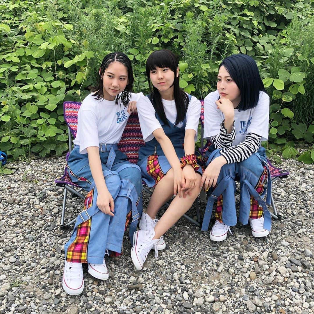 ザ・コインロッカーズのインスタグラム：「今日のオフショットは…  カメラマンさんに写真を撮られている写真です📸  休憩時間におしゃべりを楽しむ3人です！  #コインロッカーズ #コイロカ #コイロカオフショット #成澤愛実 #下島輝星 #Яuu」