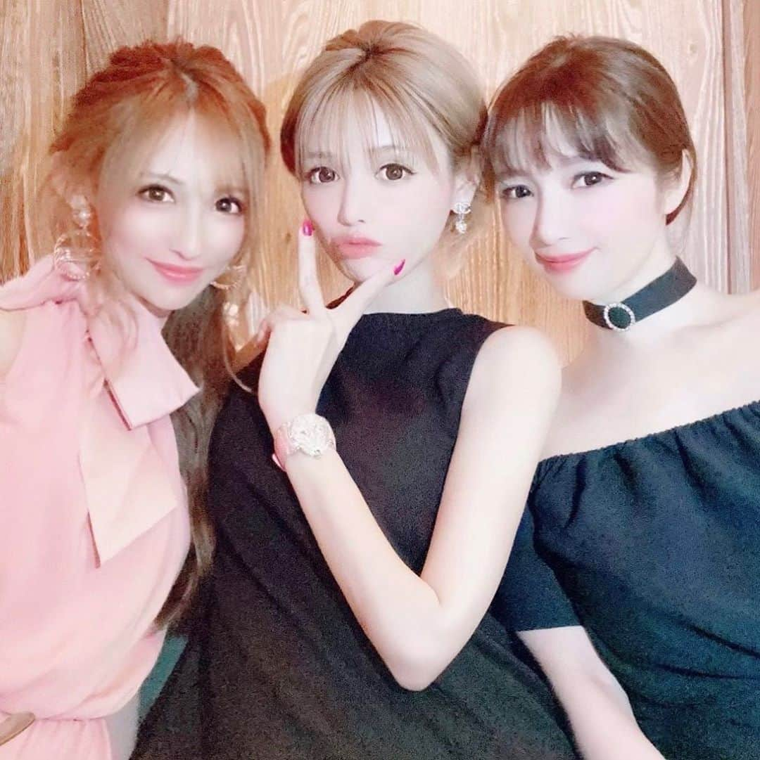 寿リリカさんのインスタグラム写真 - (寿リリカInstagram)「♡ 大好きしずかちゃん＆ゆうりちゃん親子と個室dinner⭐️🍽⭐️ ♡ サプライズで娘のbirthdayをしてくれて🎉プレゼントも🎁バースデープレートも🎂うれしかったぁ😭💕💕 ♡ なんて優しくて可愛い親子ちゃんなの🥺💋だいすきすぎる❤️❤️❤️ 娘のこともいつも可愛がってくれてありがとう❤️❤️❤️ ♡ #radyコーデ 👗👠💝」8月9日 21時32分 - ririkakotobuki