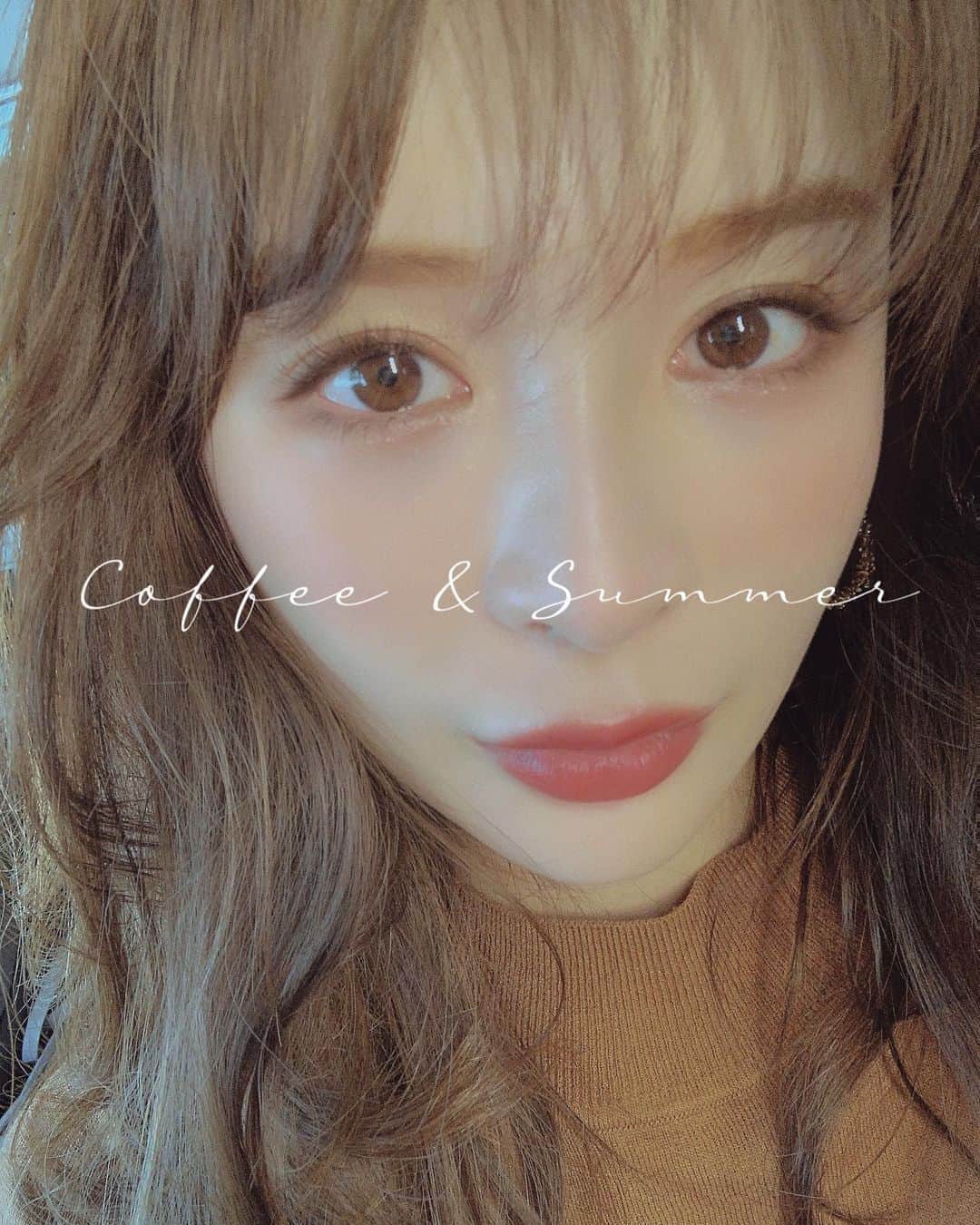 のインスタグラム：「Wearing false eyelashes 👀🌹 今日は"ピュアeyes"を。  ふわふわ柔らかい毛は黒×茶色MIX。 繊細で軽い質感は自まつ毛によく馴染んで つけたことを忘れるくらい、本当に軽い。  マスカラ無しで私はビューラーで軽くあげるだけ 時短快適メイク♡ 自まつ毛にも優しい♡  大人になってからも つけまつげつけるのかなって思ってたけど TPOに合わせれば、本当に最高の魔法アイテム💕✨  つけまつげ、大好き♡ . . . #あいくつけまつげ #eyelash #pure @dupbeauty」