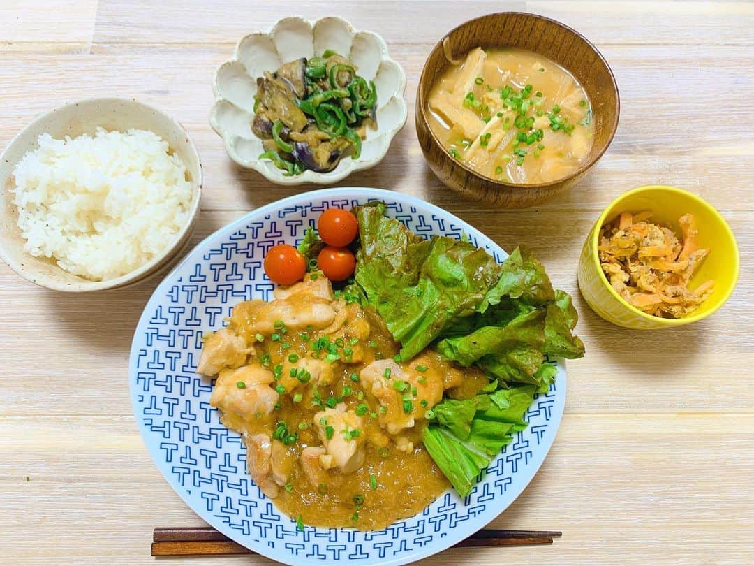 もえりんのインスタグラム：「嘘かと思うけど聞いてほしい、これ全部一人で作りました🍳  鶏肉のおろし餡かけ ピーマンとナスの味噌炒め にんじんシリシリ 玉ねぎと油揚げのお味噌汁  色合いを意識してお皿も色々揃えて、過去一美味しそうな見た目になりました🌼 なんと味も美味しかった、、  戦闘の様子は動画にも撮ったので、暖かく見守ってください（笑）  #自炊 #一人暮らしごはん #今日のご飯 #手料理」