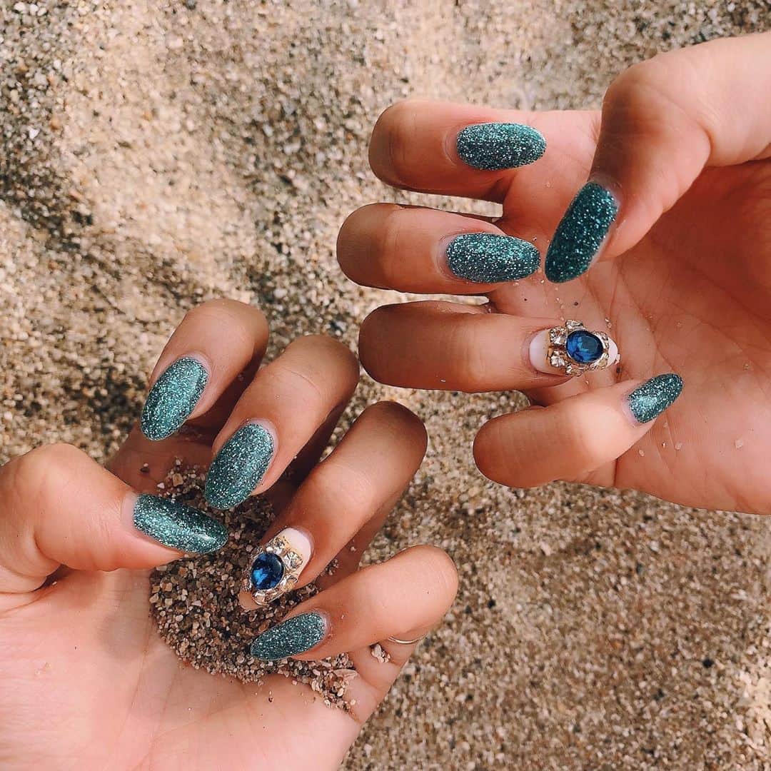鈴木まりなのインスタグラム：「New Nail   @list.nail 担当 盛さん 今月も夏っぽくターコイズ💙 薬指のキラキラが宝石みたいで可愛い💎💍   いつも細かいデザインまで 再現して下さってありがとうございます🧜‍♀️  毎月アロマが変わるのですが 今回は穏やかさをもたらしてくれる May Changの香りでした🌹     ↓↓↓ 心斎橋からすぐ！ コロナ対策も徹底してる安心のネイルサロン💅🏻  List. 06-6253-0031 大阪府大阪市中央区南船場4-12-8 関西心斎橋ビル7Ｆ         #マリナネイル #ネイルデザイン #夏ネイル  #大阪ネイルサロン #ネイルでマインドリセット  #list_nail #nail #naildesign #summernails #nailsofinstagram #nailitdaily #nailsmagazine」