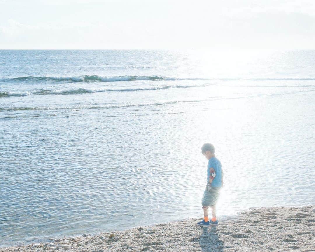 セソコマサユキのインスタグラム：「キラキラのなか。  #沖縄 #移住 #子育て #ビーチ #キラキラ」