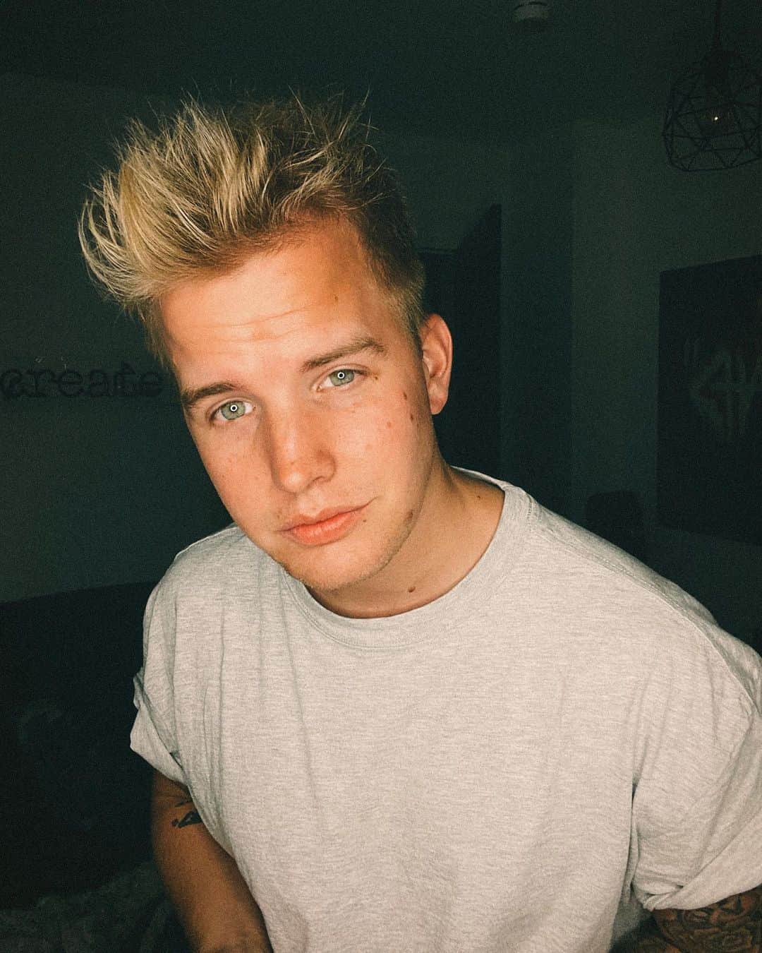 Kayefのインスタグラム：「Wünsch euch einen schönen Sonntag ✌🏻Seid ihr im Urlaub oder Zuhause? 🌴」
